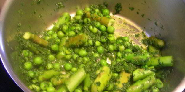 запеченное ризотто со спаржей, зеленым горошком и шпинатом