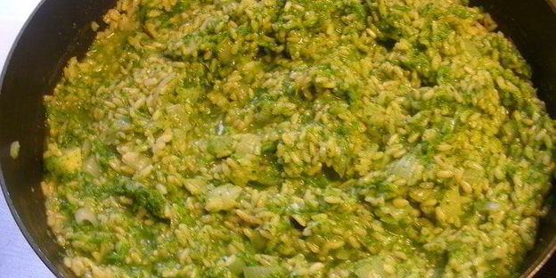 запеченное ризотто со спаржей, зеленым горошком и шпинатом