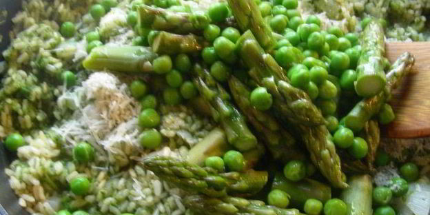 запеченное ризотто со спаржей, зеленым горошком и шпинатом