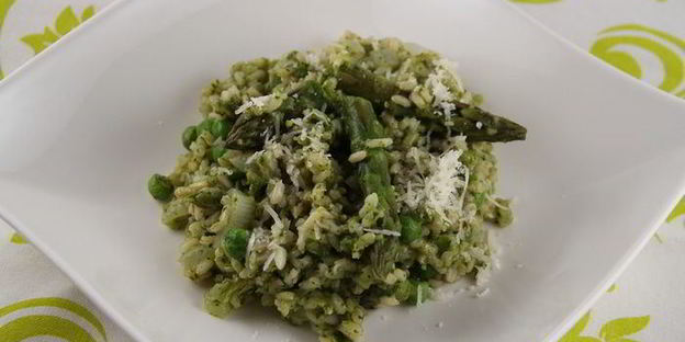 запеченное ризотто со спаржей, зеленым горошком и шпинатом