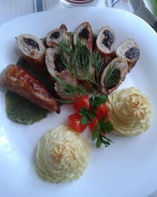 Рулетики из свиной шеи с черносливом и чесноком