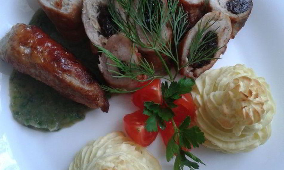 Рецепт рулетиков из свиной шеи с черносливом и чесноком