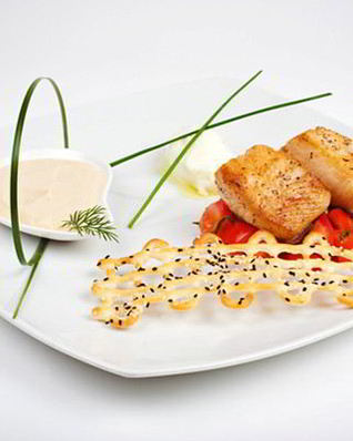 Черная треска на соте из помидоров