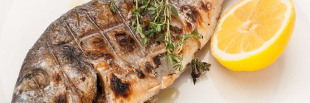 Дорада на гриле с лимоном