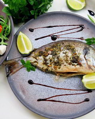 Дорада на оливковом масле с базиликом, лаймом и чесноком