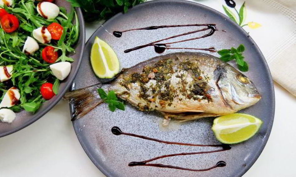 Рецепт дорады на оливковом масле с базиликом, лаймом и чесноком