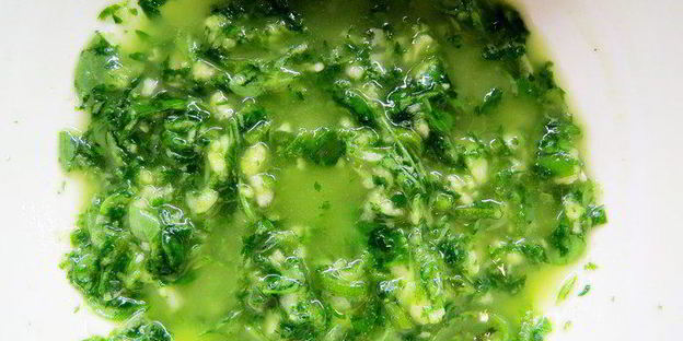 дорада на оливковом масле с базиликом, лаймом и чесноком