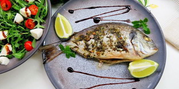 дорада на оливковом масле с базиликом, лаймом и чесноком