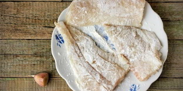 филе камбалы, жареное с чесноком