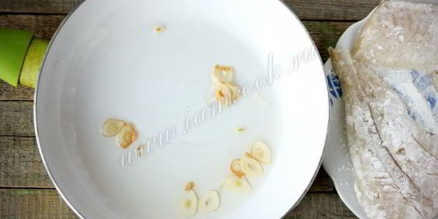 филе камбалы, жареное с чесноком