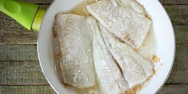 филе камбалы, жареное с чесноком