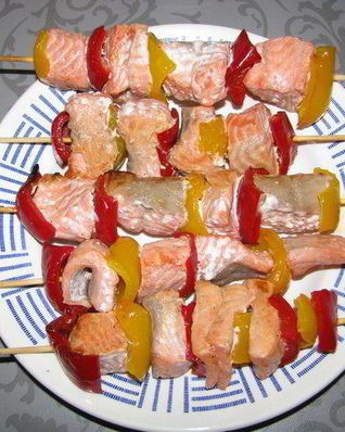 Форель на шпажках