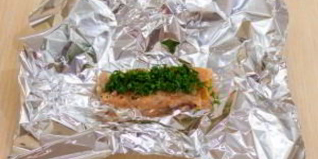 горбуша, запеченная с зеленью в фольге