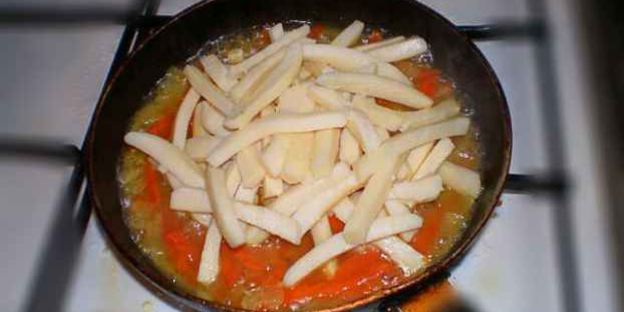 кальмары с овощами под соусом