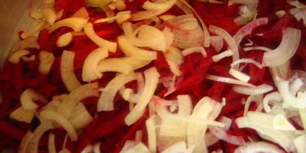 карп на подушке из овощей