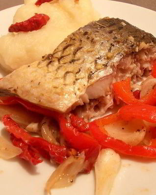 Карп с овощами и чесночным маслом