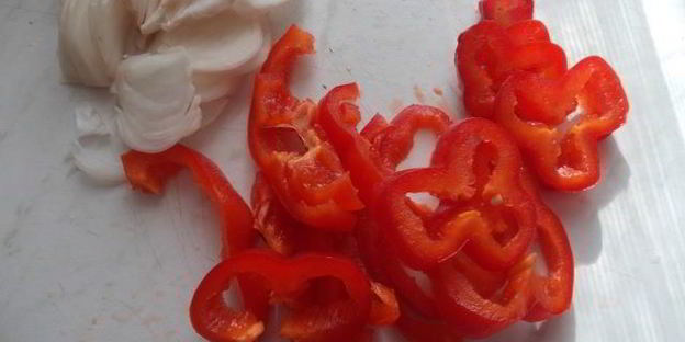 карп с овощами и чесночным маслом