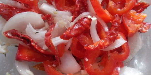 карп с овощами и чесночным маслом