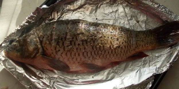 карп с овощами и чесночным маслом