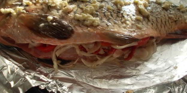 карп с овощами и чесночным маслом