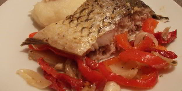 карп с овощами и чесночным маслом