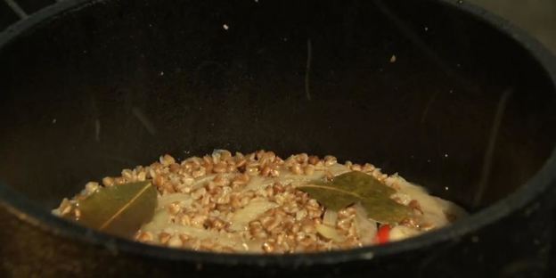 карп в углях с гречневой кашей