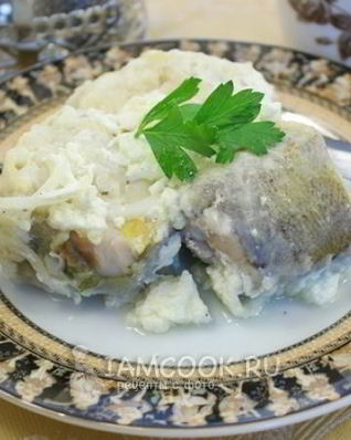 Хек с луком в сметанном соусе в мультиварке