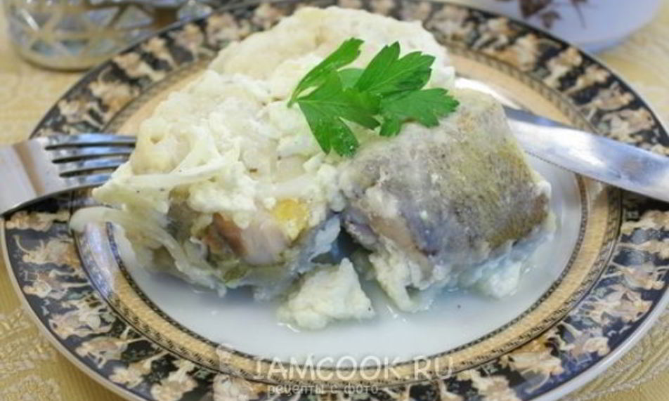 Рецепт хека с луком в сметанном соусе в мультиварке