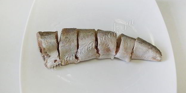 хек с луком в сметанном соусе в мультиварке