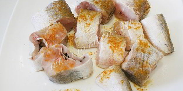 хек с луком в сметанном соусе в мультиварке