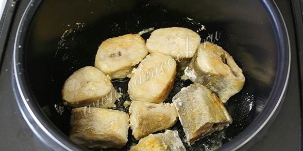 хек с луком в сметанном соусе в мультиварке