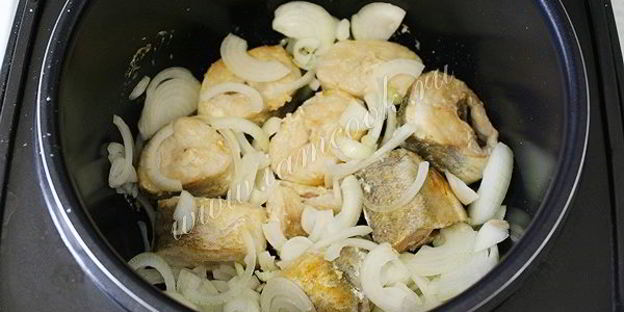 хек с луком в сметанном соусе в мультиварке