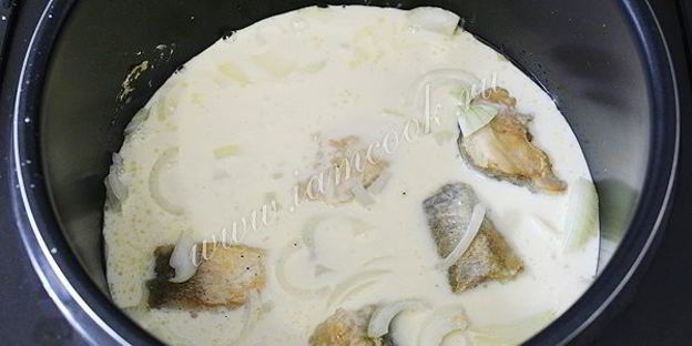 хек с луком в сметанном соусе в мультиварке