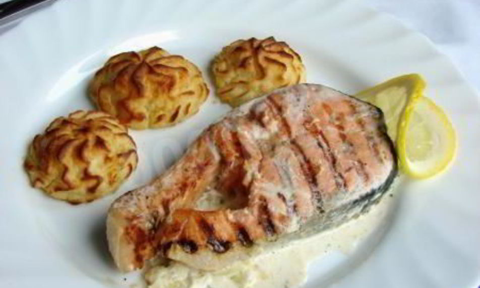 Рецепт лосося с картофелем в сливочно-луковом соусе с картофелем на гарнир