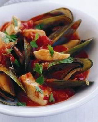 Мидии тушеные в томатном соусе