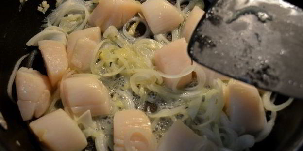 морские гребешки с зеленой фасолью