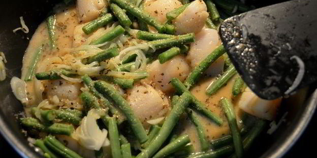 морские гребешки с зеленой фасолью