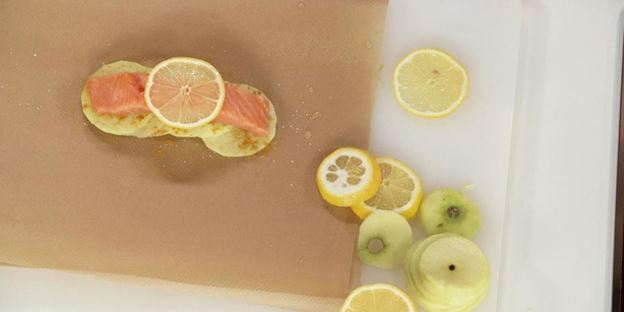 рыба на яблочной подушке