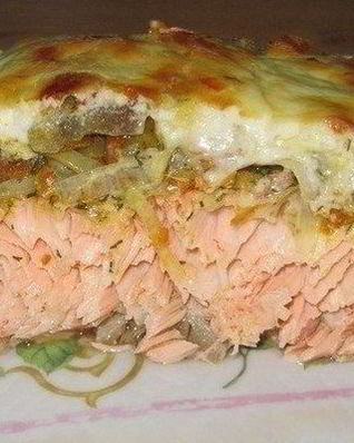 Рыба под овощной шубой со сметаной в духовке