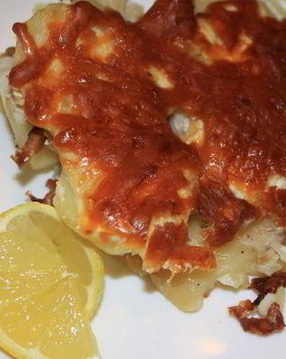 Рыба с картофелем, запеченные под сметаной и сливками