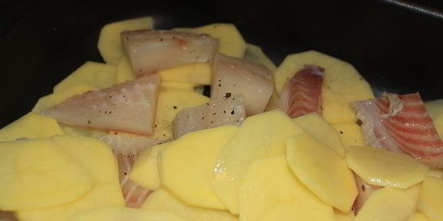 рыба с картофелем, запеченные под сметаной и сливками