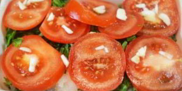 рыба в духовке со шпинатом и помидорами