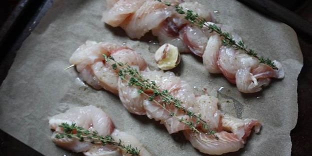 рыбная косичка, запеченная в духовке с черным соусом