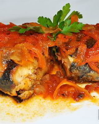 Сельдь, запеченная с овощами в духовке