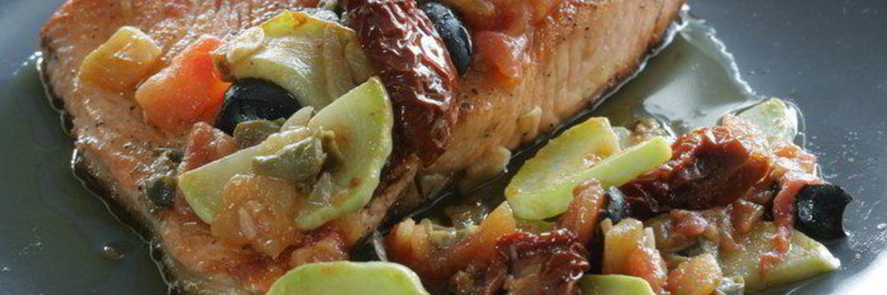Семга с тушеными овощами