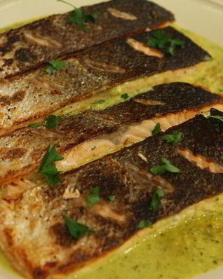 Семга со сливочным соусом из белого вина и мидий