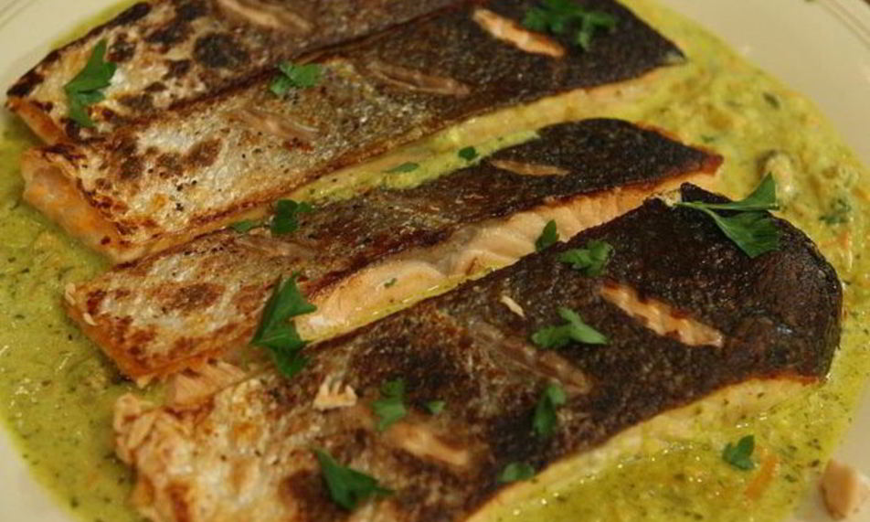 Рецепт семги со сливочным соусом из белого вина и мидий