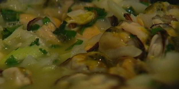 семга со сливочным соусом из белого вина и мидий