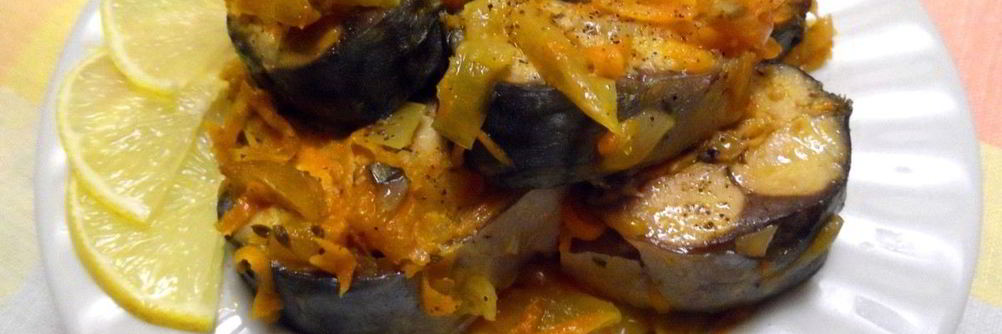 Скумбрия тушеная с овощами