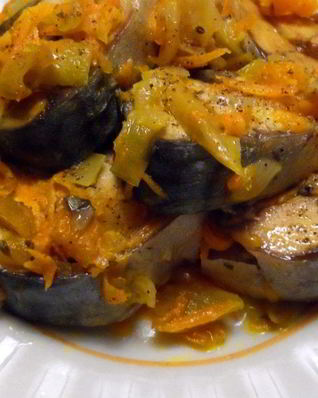 Скумбрия тушеная с овощами